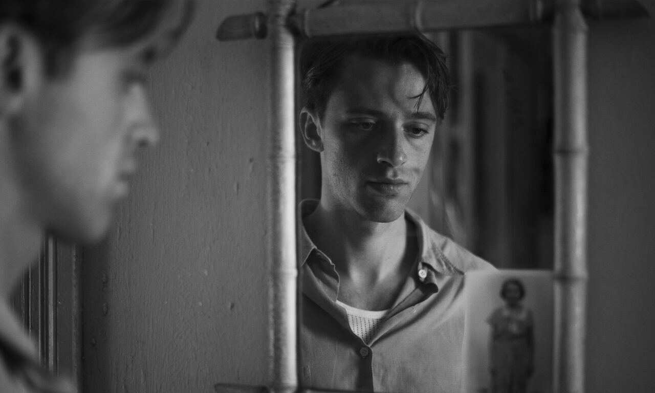 25_09_12_1757674263_8_L-ETRANGER-F-OZON-Photo-01- Photo Carole Bethuel (c) Foz – Gaumont – France 2 Cinema