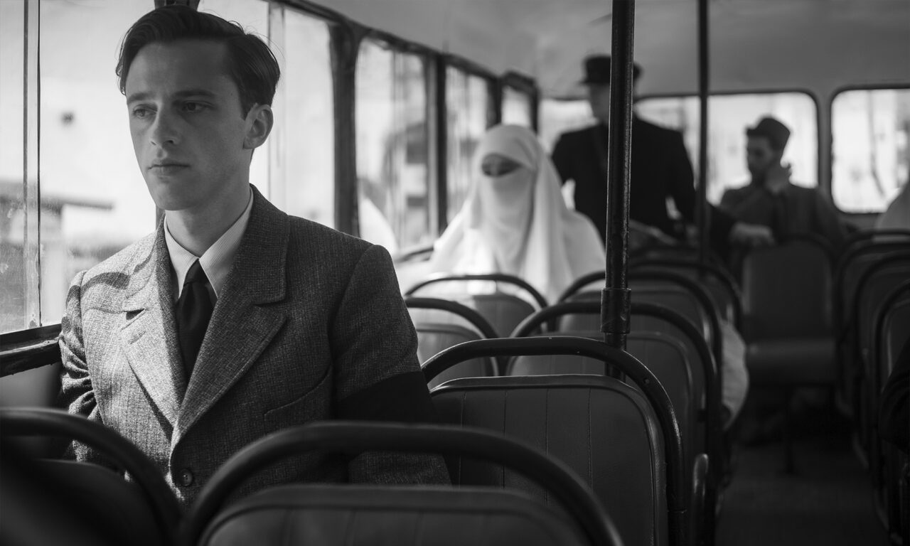 25_10_20_1760968754_5_L-ETRANGER-F-OZON 1 – Photo Carole Bethuel (c) 2025 Foz – Gaumont – France 2 Cinema – Macassar Productions